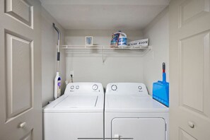 Interior - King Bed, 5 min walk Truist Park | The Battery (Smyrna)