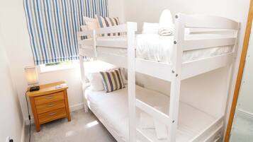 3 dormitoris, decoració individual i mobiliari individual