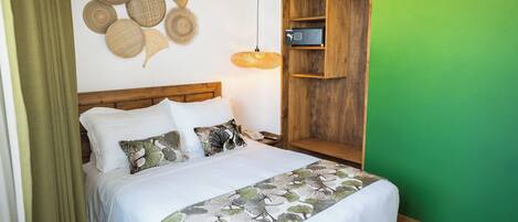 Enkeltrom – deluxe | Safe på rommet, skrivebord og skrivebord for bærbar PC