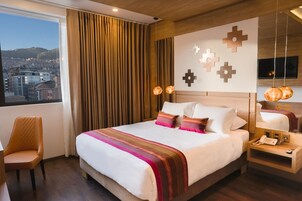 Deluxe Room | Peti besi dalam bilik, meja, ruang kerja komputer riba