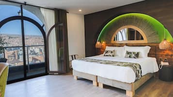 Habitación superior, balcón, vista a la ciudad | Caja de seguridad en la habitación y escritorio