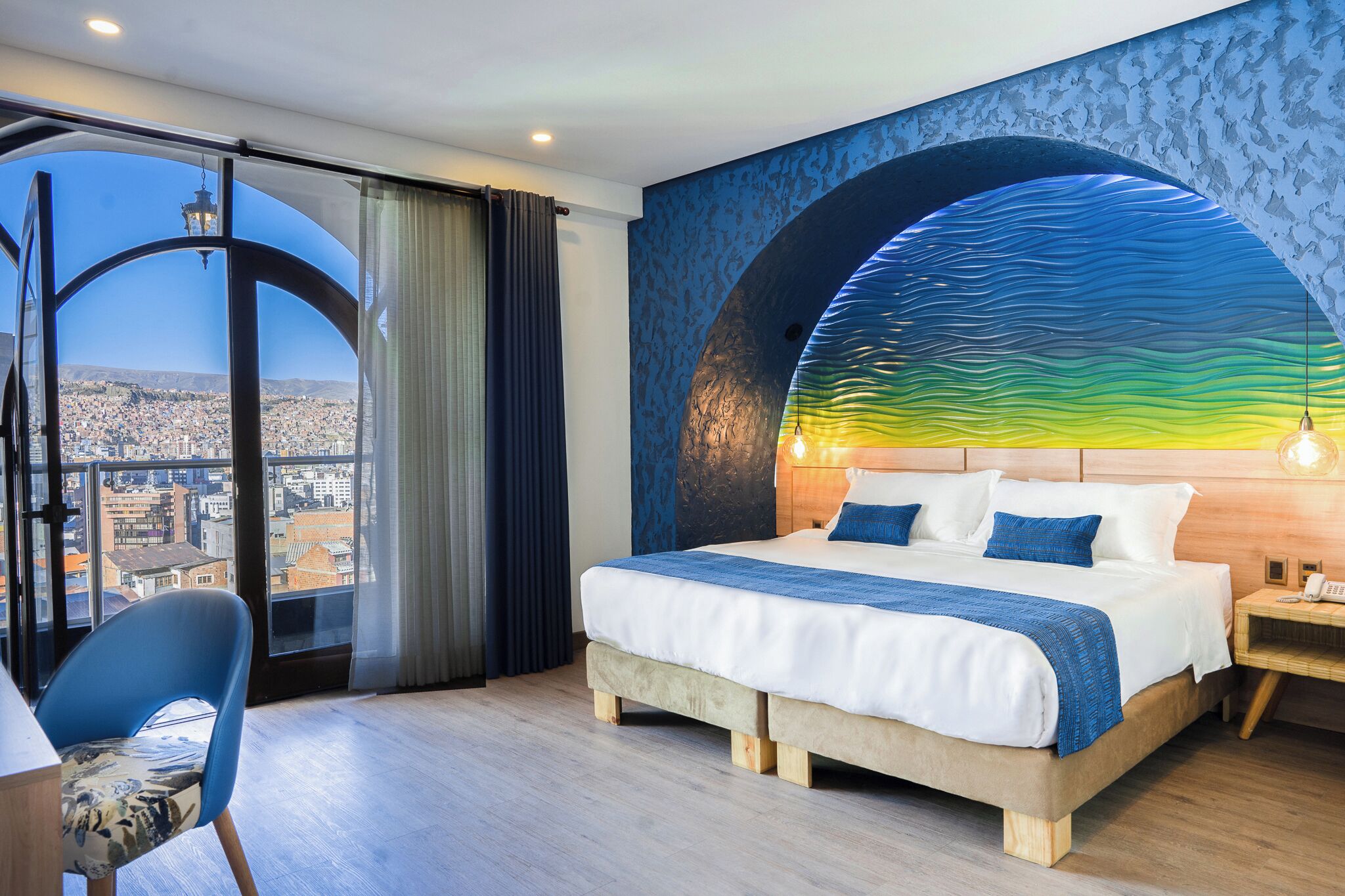 Habitación superior, balcón, vista a la ciudad | Caja de seguridad en la habitación y escritorio 