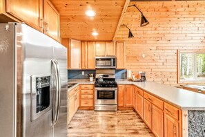 Fridge, microwave, oven, stovetop - Alaska Adventure Chalet-King Beds & Fiber Internet (Talkeetna)