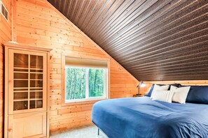 3 bedrooms, desk, WiFi, bed sheets