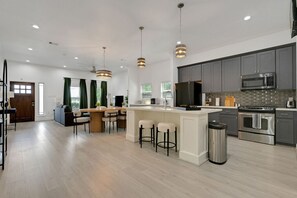 Fridge, microwave, oven, stovetop - The Krakow | Sleeps 16 (Houston)