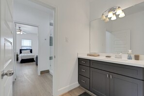 Iron/ironing board, travel crib, WiFi (free), bed sheets - The Krakow | Sleeps 16 (Houston)