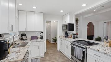 Refrigerador, microondas, horno, placa de cocina