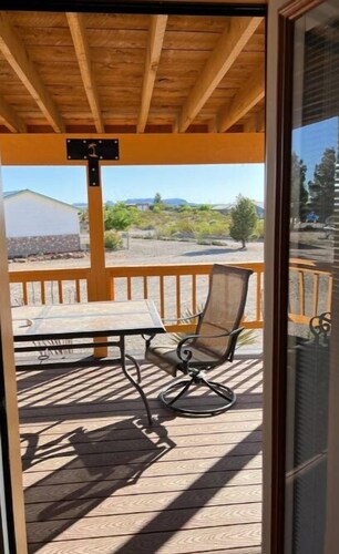 Charming 3 Bedroom house w/fire pit, water fall, outdoor grill, wrap around deck