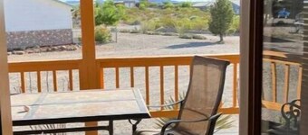 Charming 3 Bedroom house w/fire pit, water fall, outdoor grill, wrap around deck