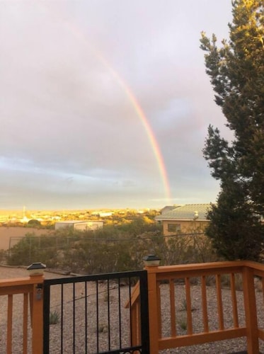 Charming 3 Bedroom house w/fire pit, water fall, outdoor grill, wrap around deck