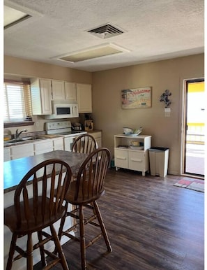 Dining - Charming 3 Bedroom house w/fire pit, water fall, outdoor grill, wrap around deck (Elephant Butte)
