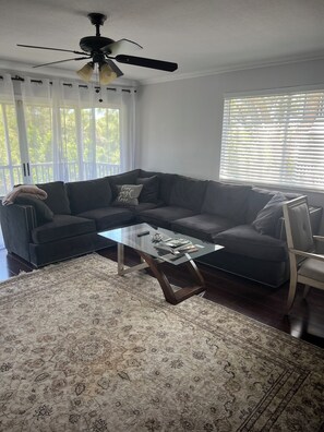 Living area - Charming 3-bedroom townhome with WiFi and AC 5 min away from Indian Rock Beach (Seminole)