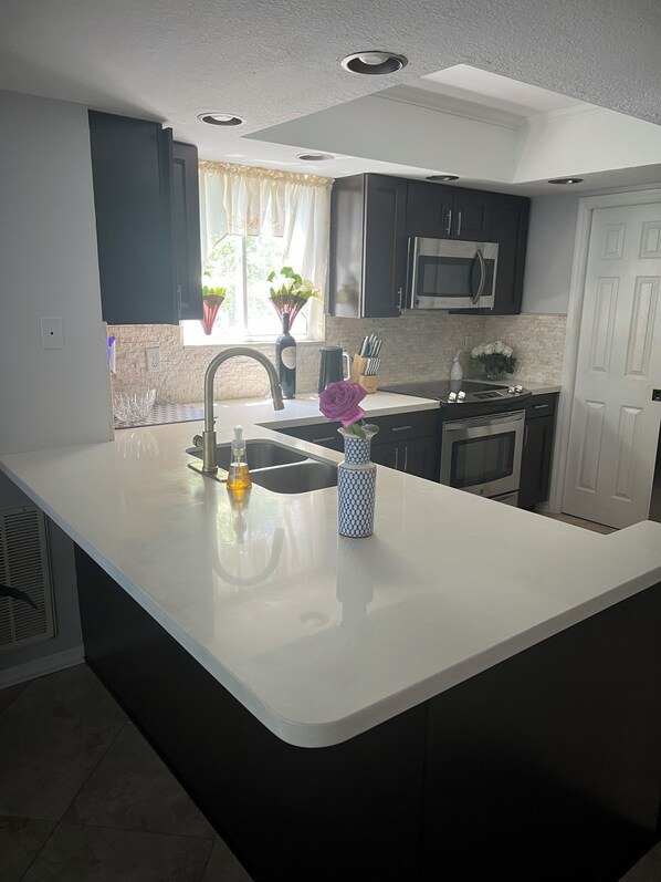 Private kitchen - Charming 3-bedroom townhome with WiFi and AC 5 min away from Indian Rock Beach (Seminole)