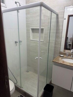 Douche, sèche-cheveux, serviettes fournies, savon