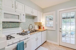 冷蔵庫、電子レンジ、オーブン、コンロ