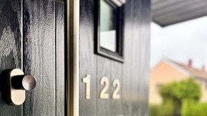 A modern door with a keyhole and a number plate reading "122". - Modern en-suit room in bristol 4 (Bristol)