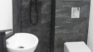 Shower, towels, soap, toilet paper - Modern en-suit room in bristol 4 (Bristol)