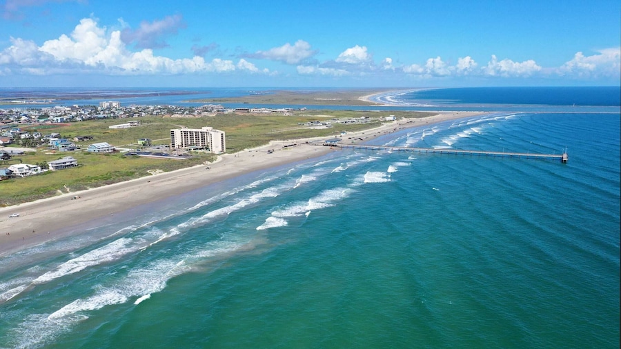 Sleeps 19 2 Homes w/ Pool, Foosball+shuffleboard Mins to the Beach + Shops