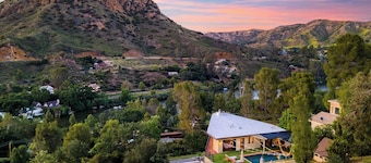 Designer Retreat w/ Pool, Firepits, Panoramic Views The Lake House at Malibu