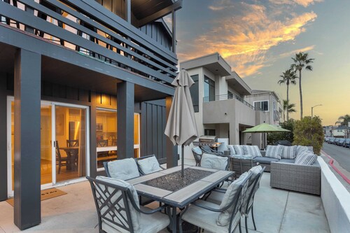 Sleeps 18 Steps to the Beach, Shops & Eateries Ocean Views, Patio, Fire Pit