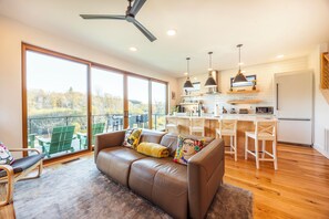 Living area - Stylish 3-bedroom house with modern amenities in Davis, WV (Davis)