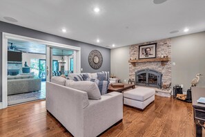 TV connectée, cheminée, livres, imprimantes