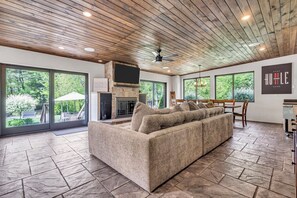 TV connectée, cheminée, livres, imprimantes