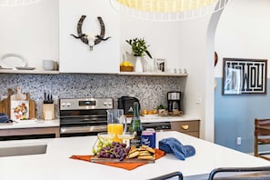 Interior - Sleeps 24, 2 Units Mins to Downtown Outrider by Avantstay (Nashville)