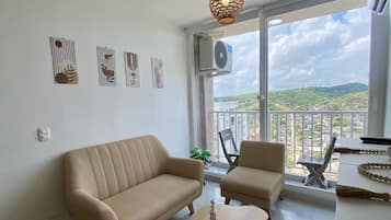 Appartement, 3 slaapkamers | Woonruimte | Een smart-tv en een dvd-speler