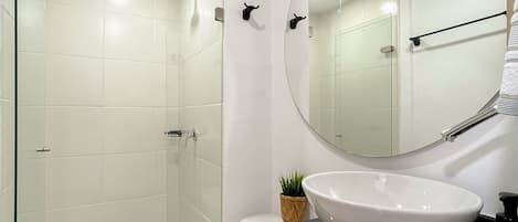 Apartment, 3 Bedrooms | Bathroom | Shower, bathrobes, towels, soap