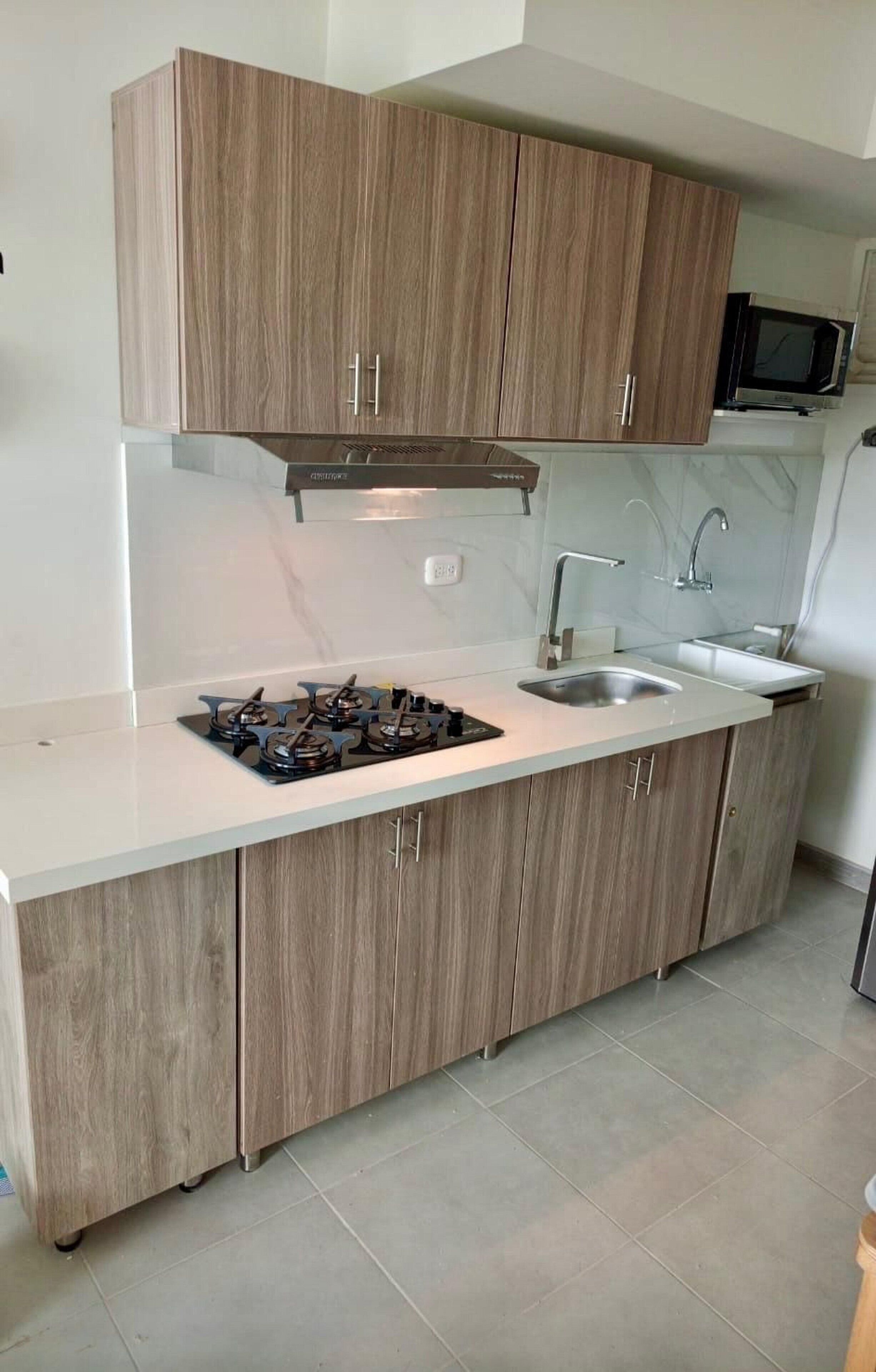 Appartement, 3 chambres | Cuisine privée | Réfrigérateur, cafetière-théière, vaisselle et ustensiles