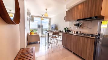 Apartment, 3 Bedrooms | Dining