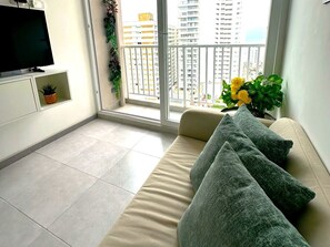 Departamento, 2 habitaciones | Área de sala de estar | Smart TV y reproductor de DVD 