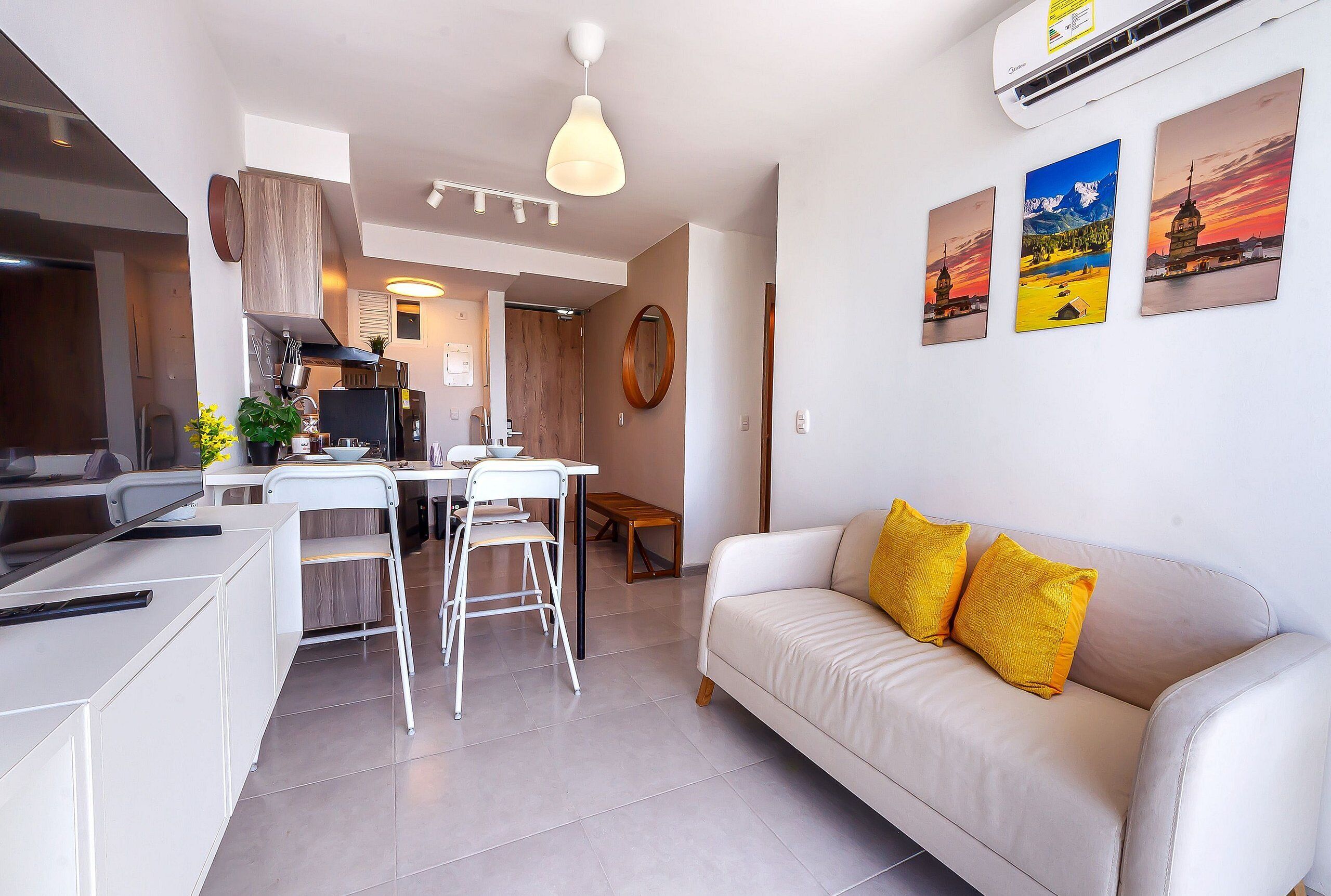 Apartamento, 3 quartos | Área de estar | Smart TV, DVD player