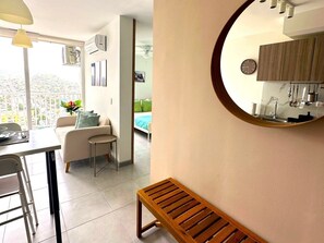 Appartement, 2 slaapkamers | Woonruimte | Een smart-tv en een dvd-speler