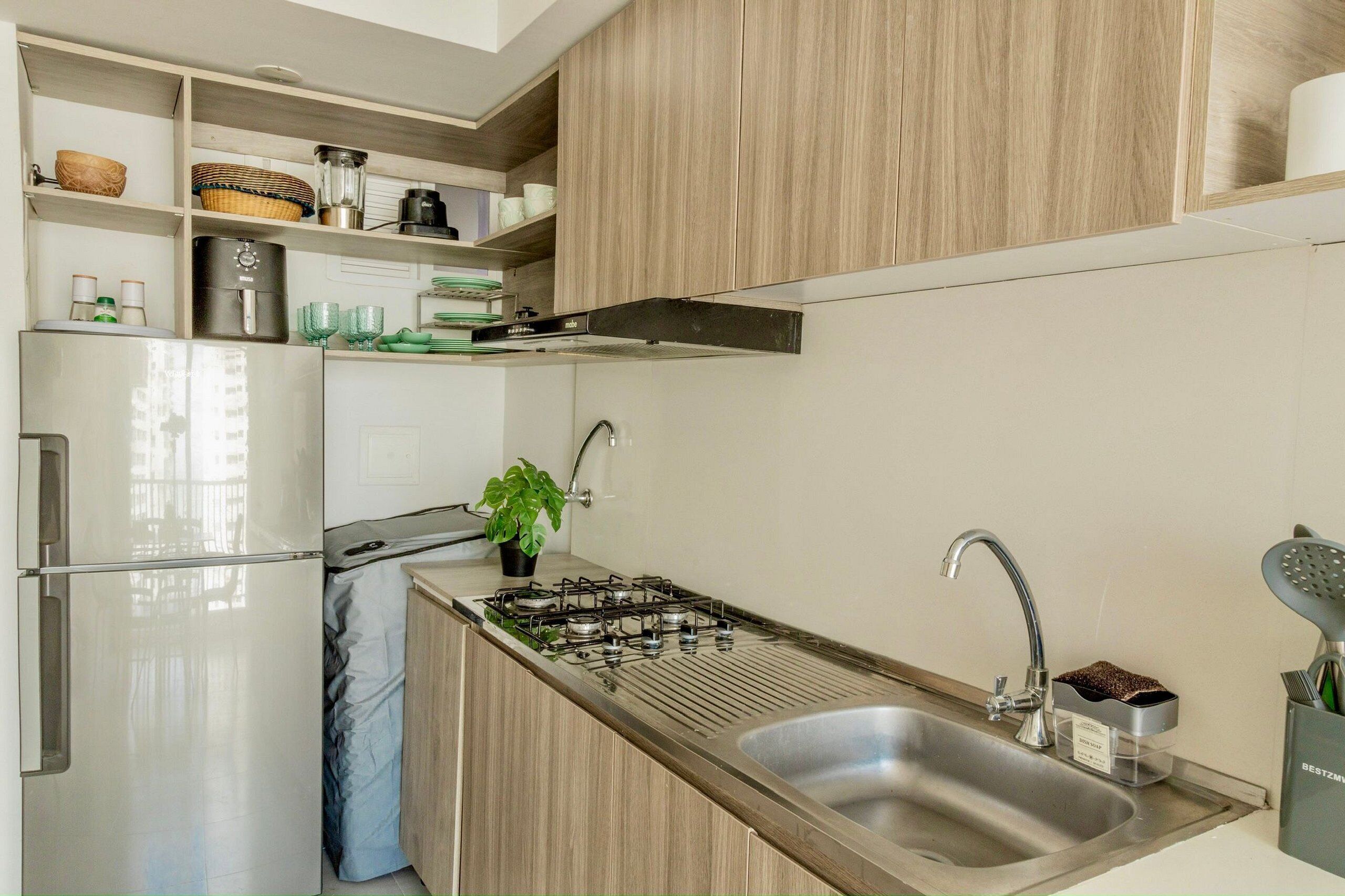 Refrigerador, cafetera/tetera, utensilios de cocina