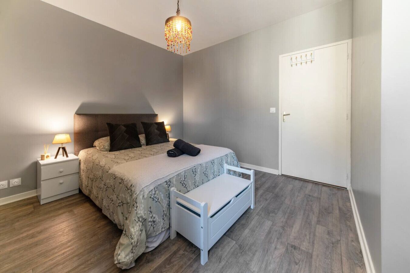 2 slaapkamers, een bureau, een strijkplank/strijkijzer, reisbedje