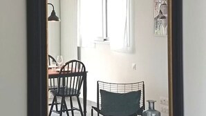 Un espace repas comprenant une table, des chaises et des luminaires suspendus.