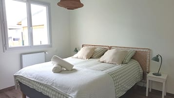 3 Schlafzimmer, Schreibtisch, Bügeleisen/Bügelbrett, WLAN