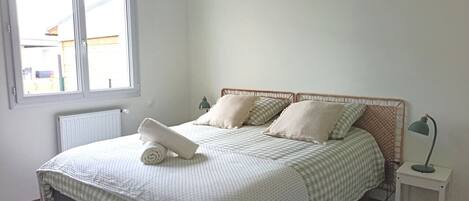 3 bedrooms, desk, iron/ironing board, WiFi