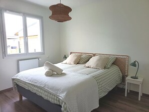 3 室のベッドルーム、デスク、アイロン / アイロン台、WiFi