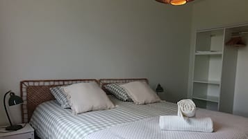 3 bedrooms, desk, iron/ironing board, WiFi