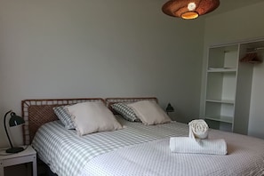 3 bedrooms, desk, iron/ironing board, WiFi