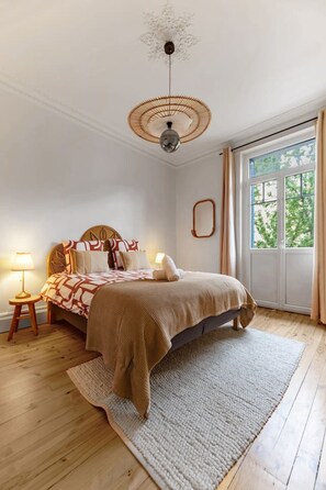 2 chambres, bureau, fer et planche à repasser, lit de bébé portatif