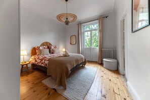 2 bedrooms, desk, iron/ironing board, travel crib