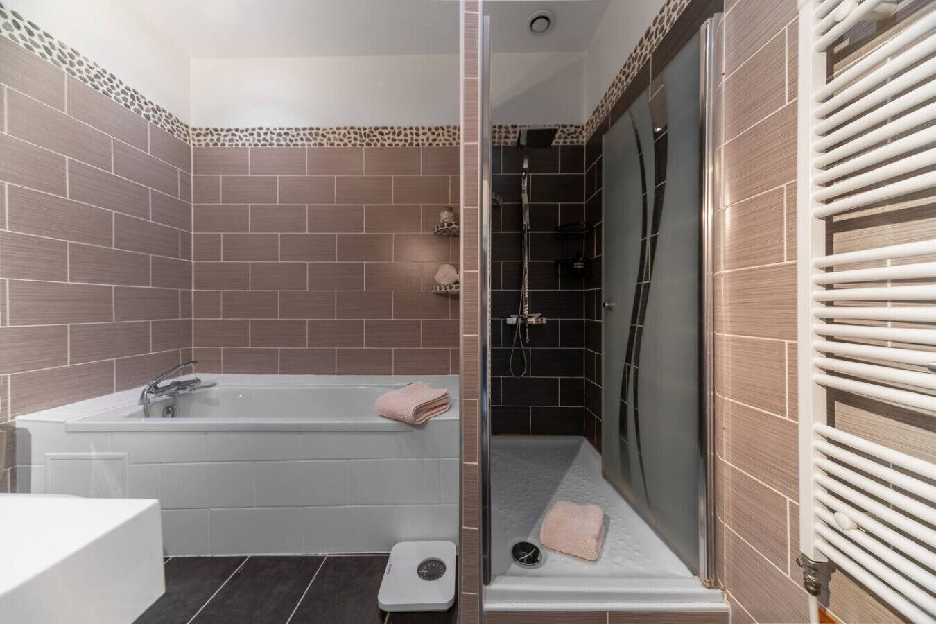 Secadora de cabello, toallas, jabón, shampoo 