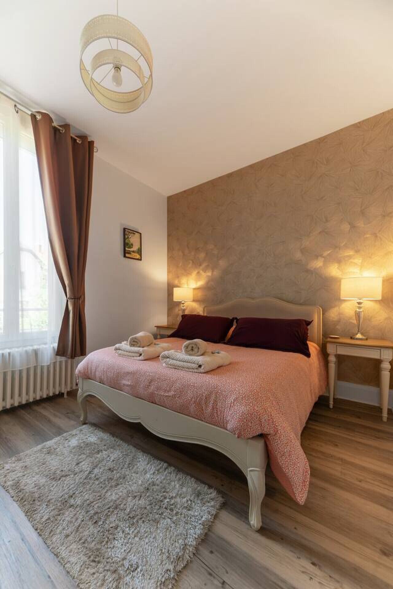 2 habitaciones, tabla de planchar con plancha y cuna de viaje 