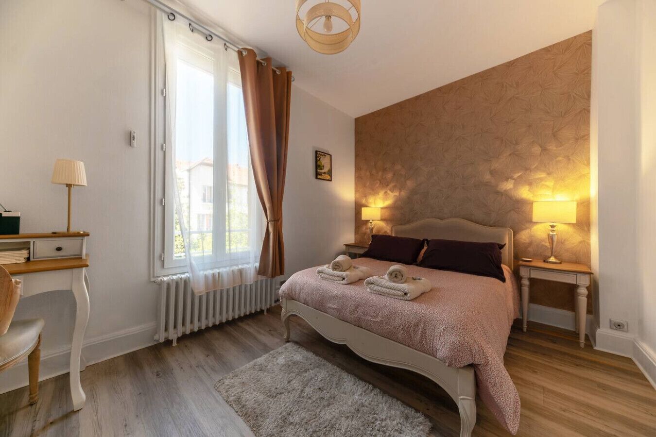 2 habitaciones, tabla de planchar con plancha y cuna de viaje 