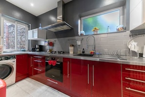 Frigorífico, microondas, horno y placa de cocina