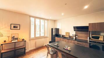 Réfrigérateur, micro-ondes, four, cafetière/bouilloire